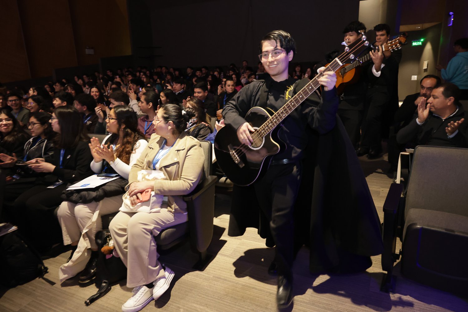 Presentación musical entre las filas del auditorio.
