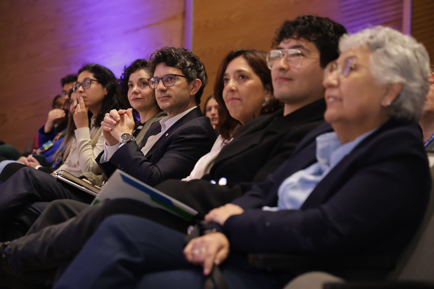 Vista de participantes atentos a una actividad en el auditorio.