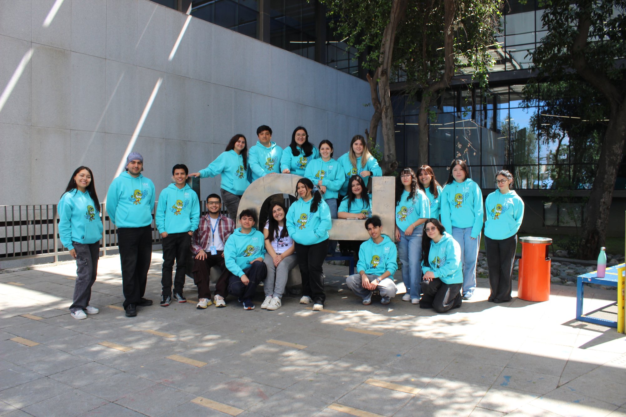 Equipo de participantes reunido en el exterior del campus.
