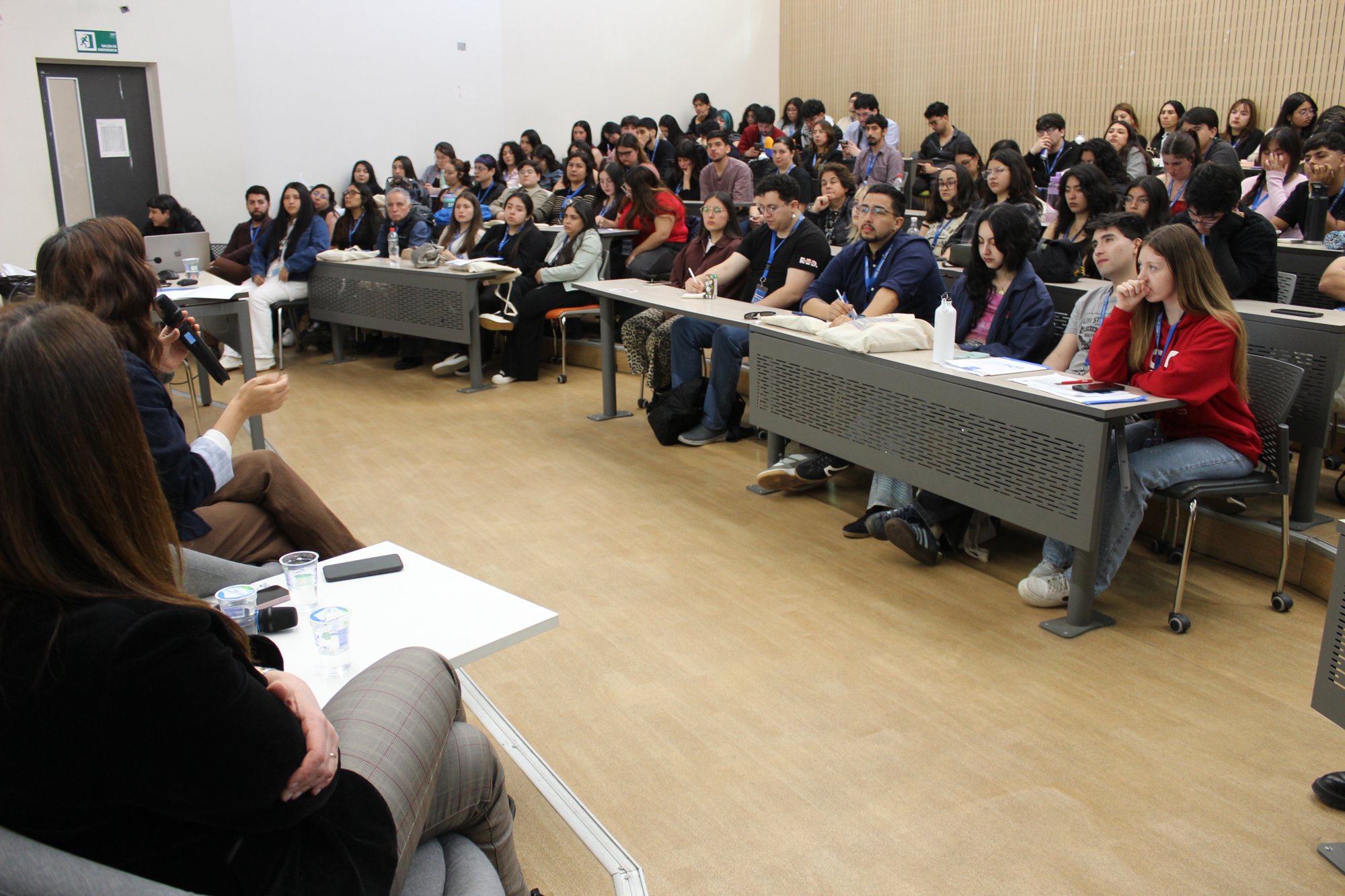Vista general del público durante una conversación en una sala.