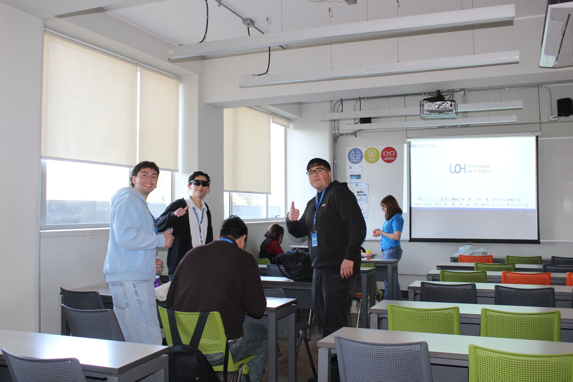 Participantes preparan una presentación en una sala de clases.