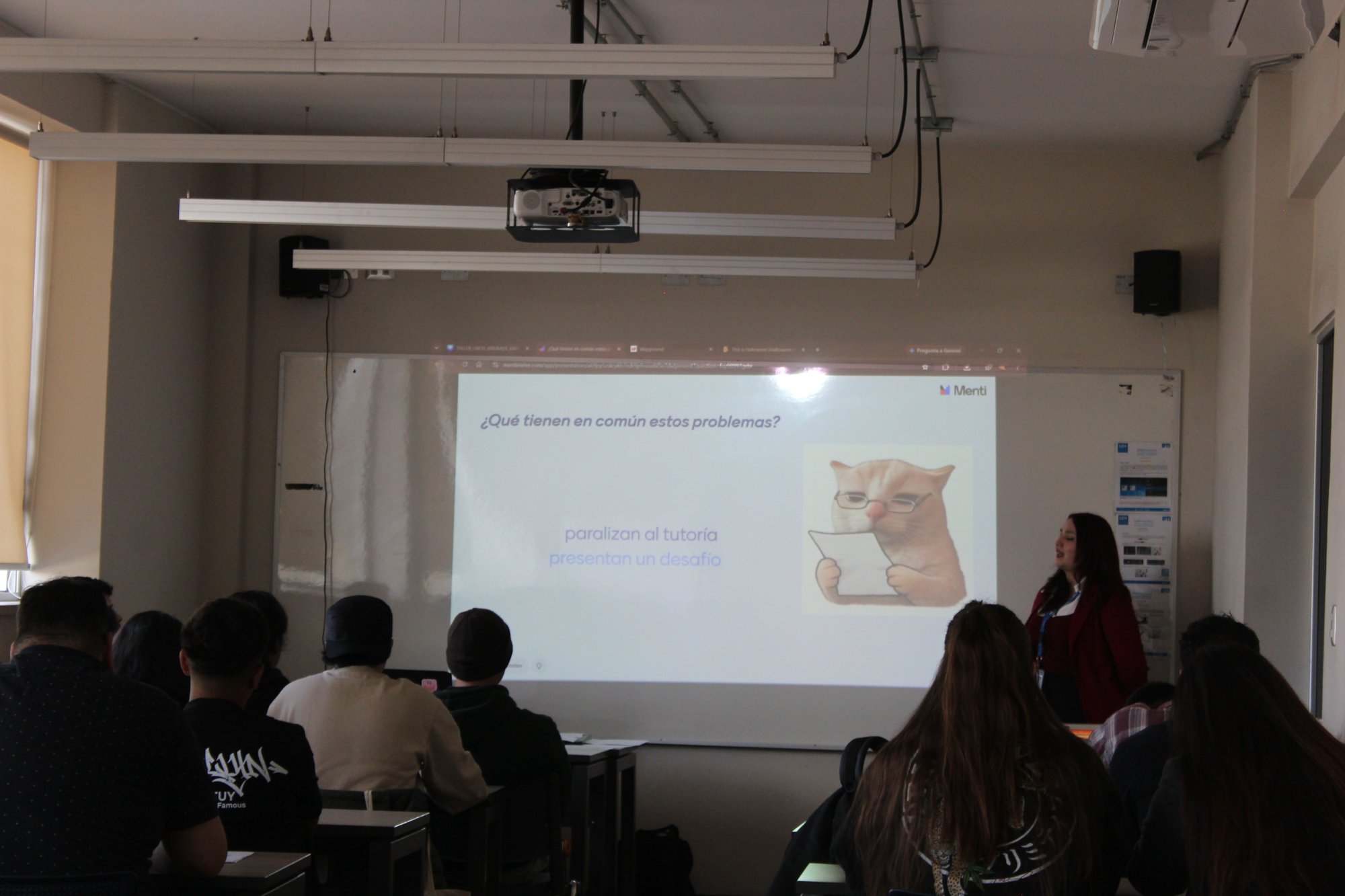 Participantes durante una exposición en una sala de clases.