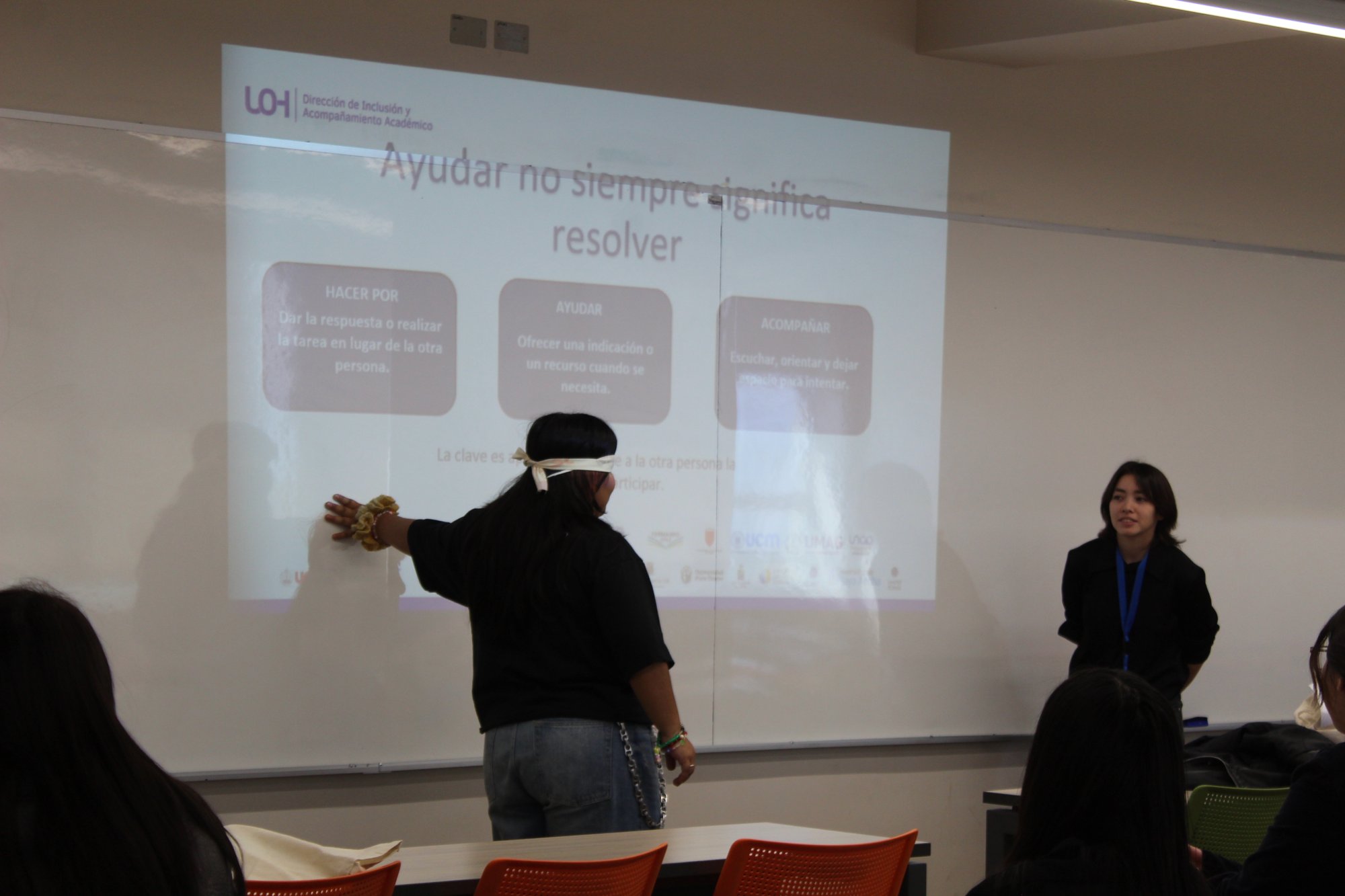 Participantes desarrollan una actividad con los ojos cubiertos.
