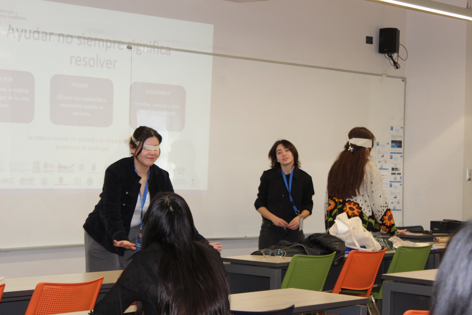 Equipo de expositoras durante una actividad en una sala.