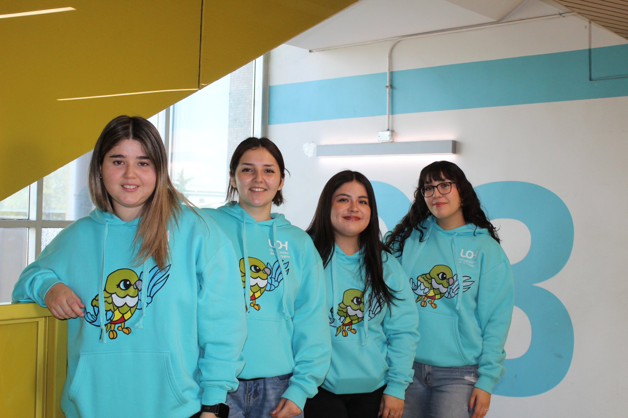 Cuatro integrantes del equipo organizador posan en el campus.