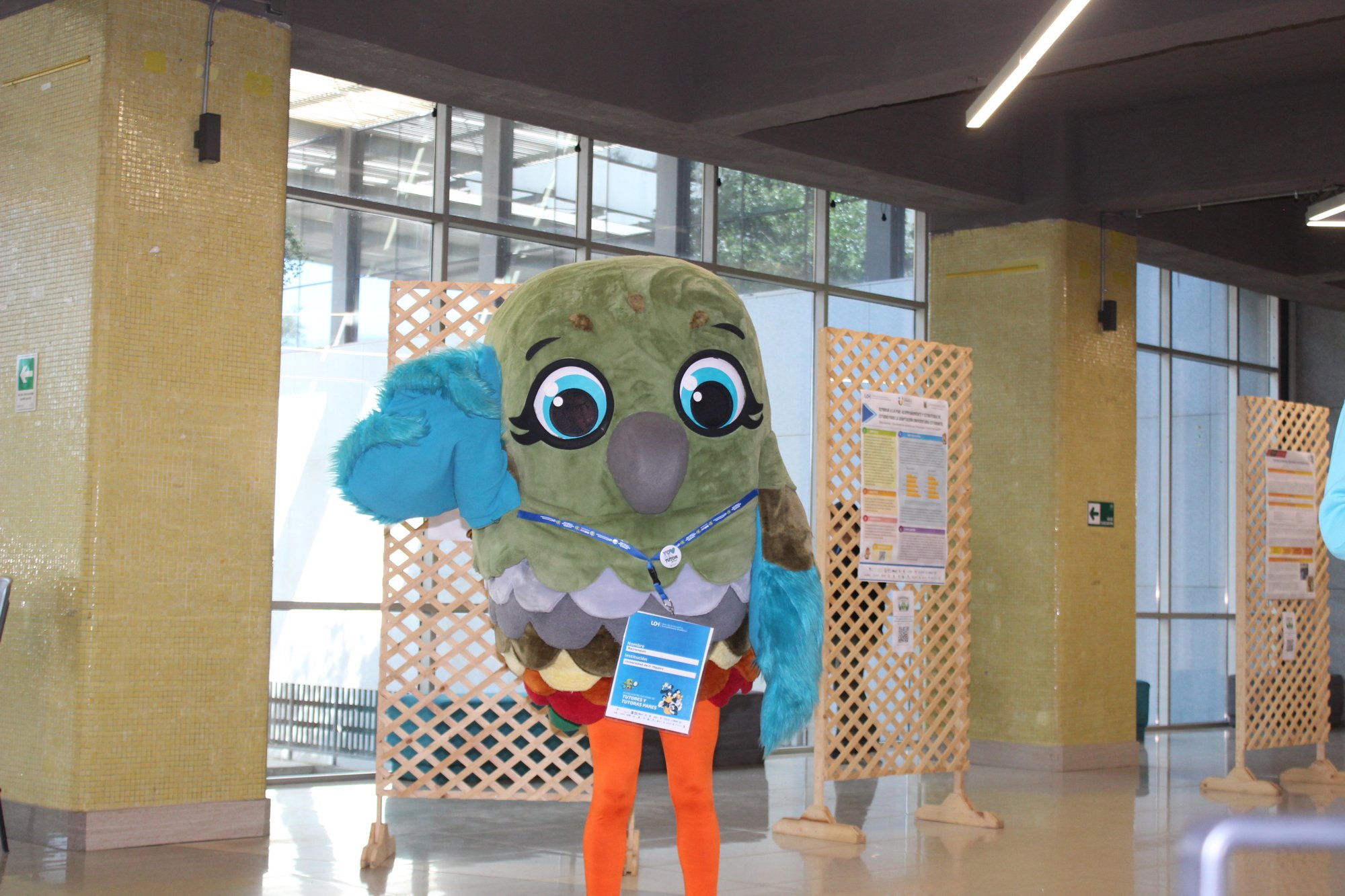 Mascota del encuentro junto a los espacios de recepción.