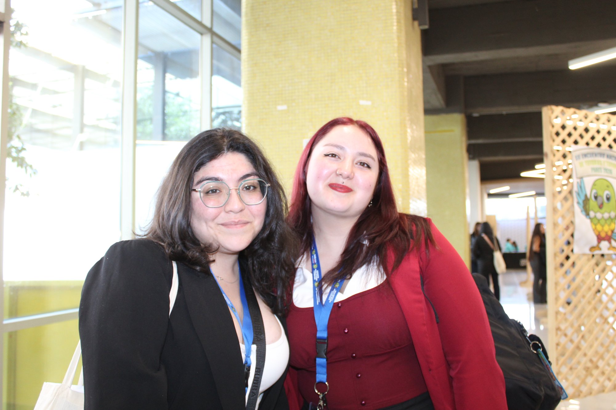 Dos participantes posan en el interior del campus.
