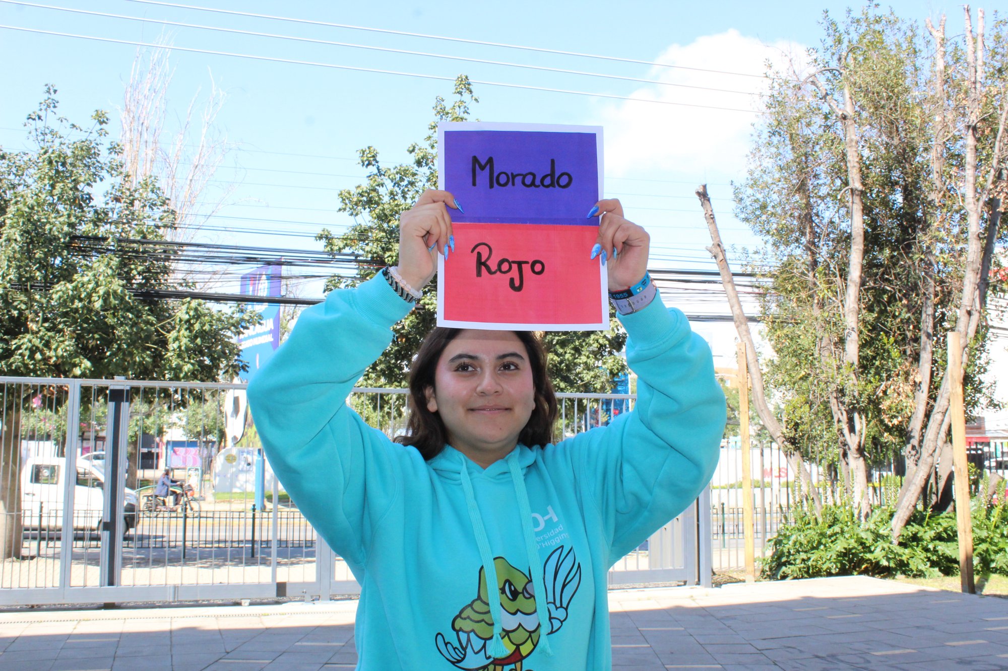 Participante sostiene una tarjeta de colores durante una dinámica.