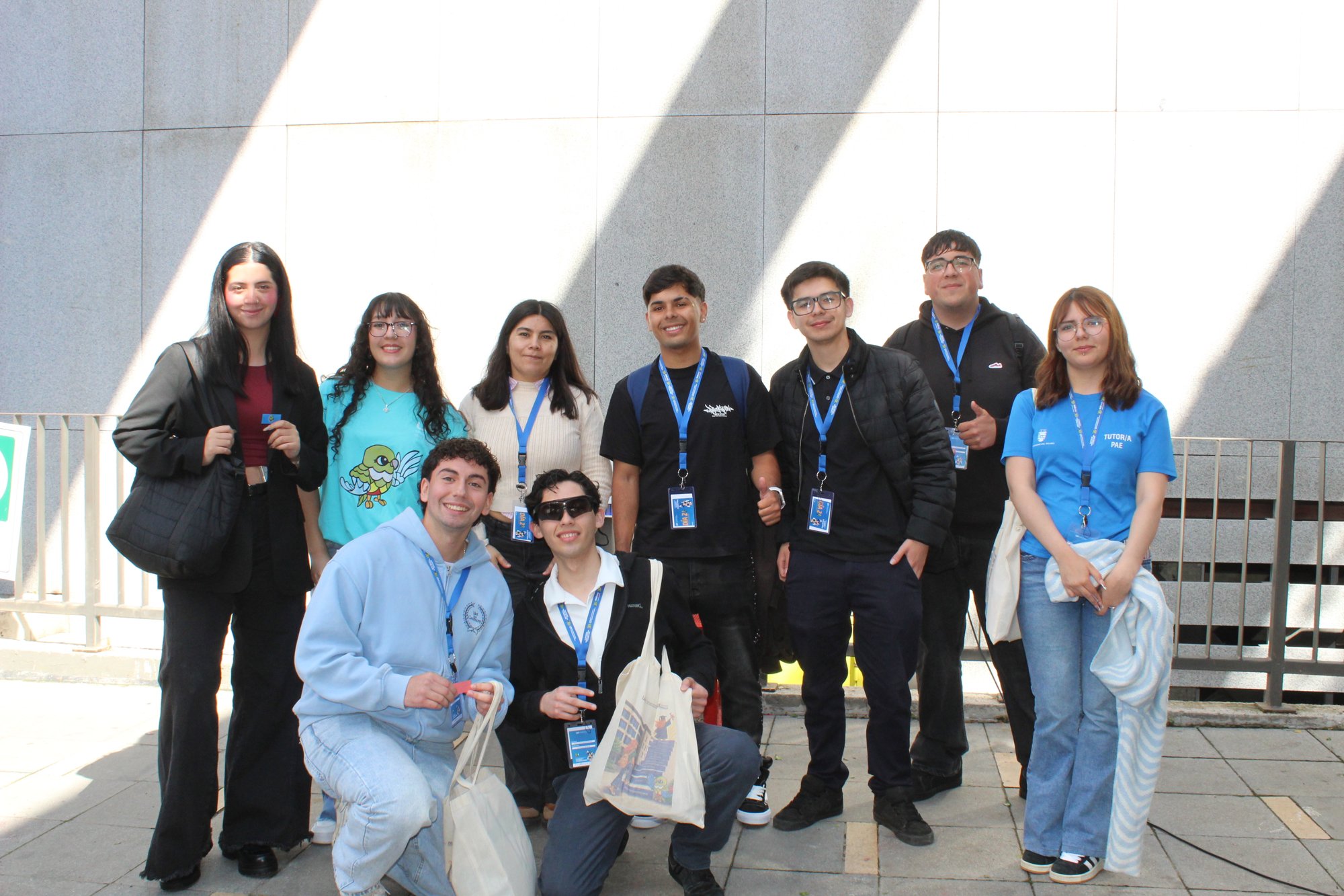 Grupo de participantes posa en un patio del campus.