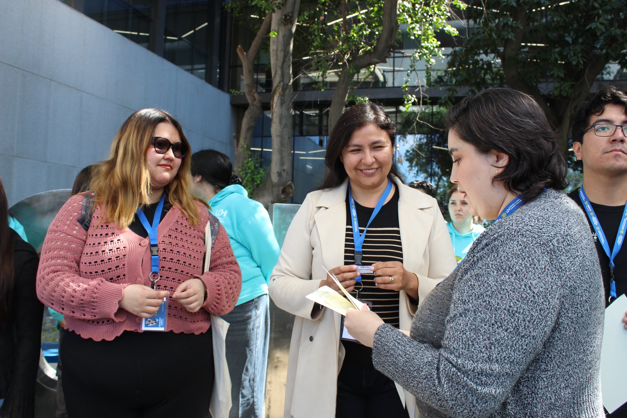Participantes conversan durante una actividad al aire libre.