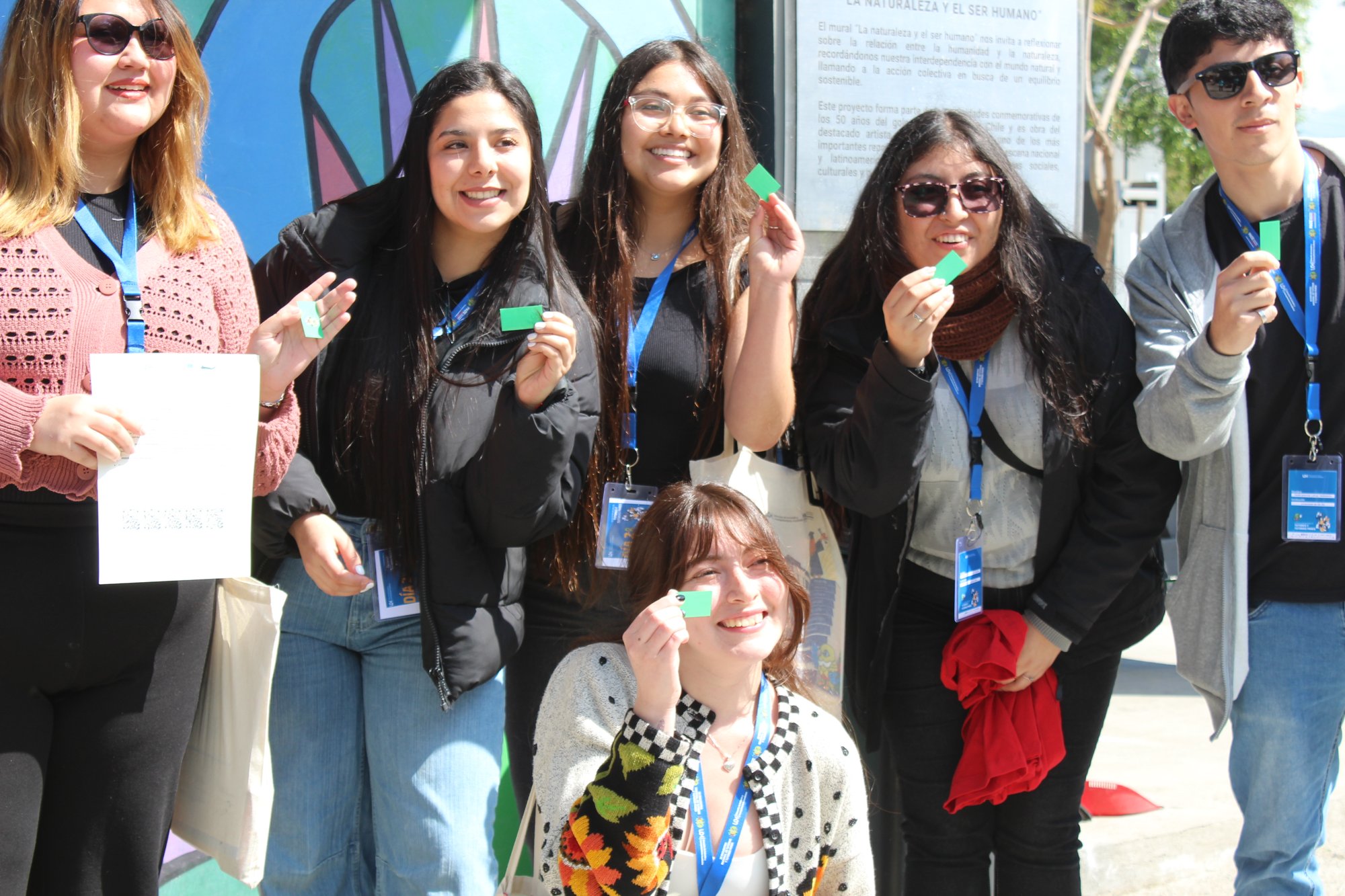 Participantes comparten una dinámica en el exterior del campus.
