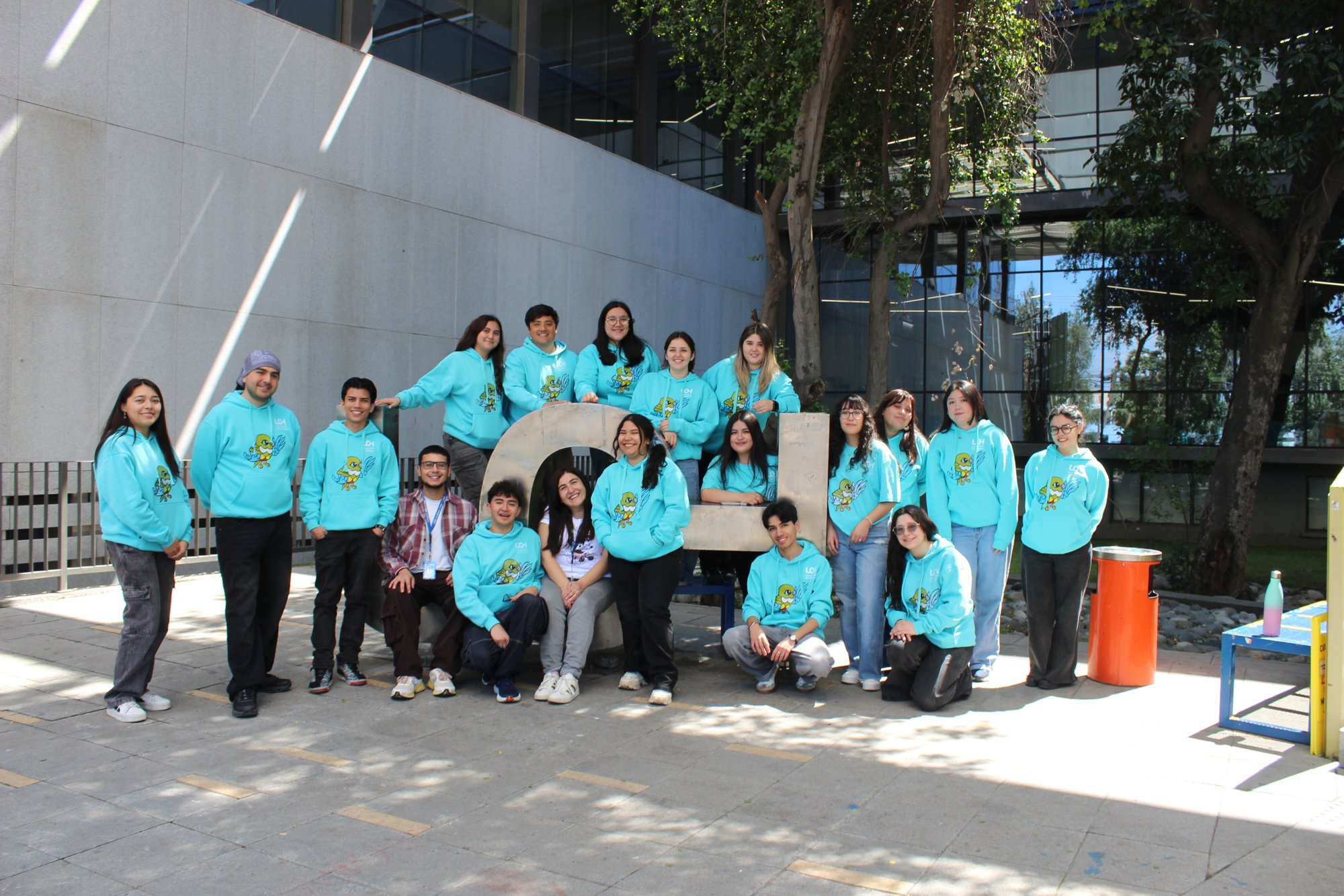 Grupo del equipo organizador reunido en el exterior del campus.