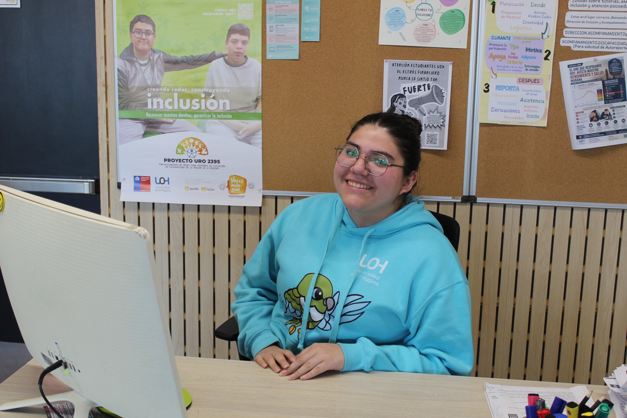 Integrante del equipo organizador en un puesto de atención.