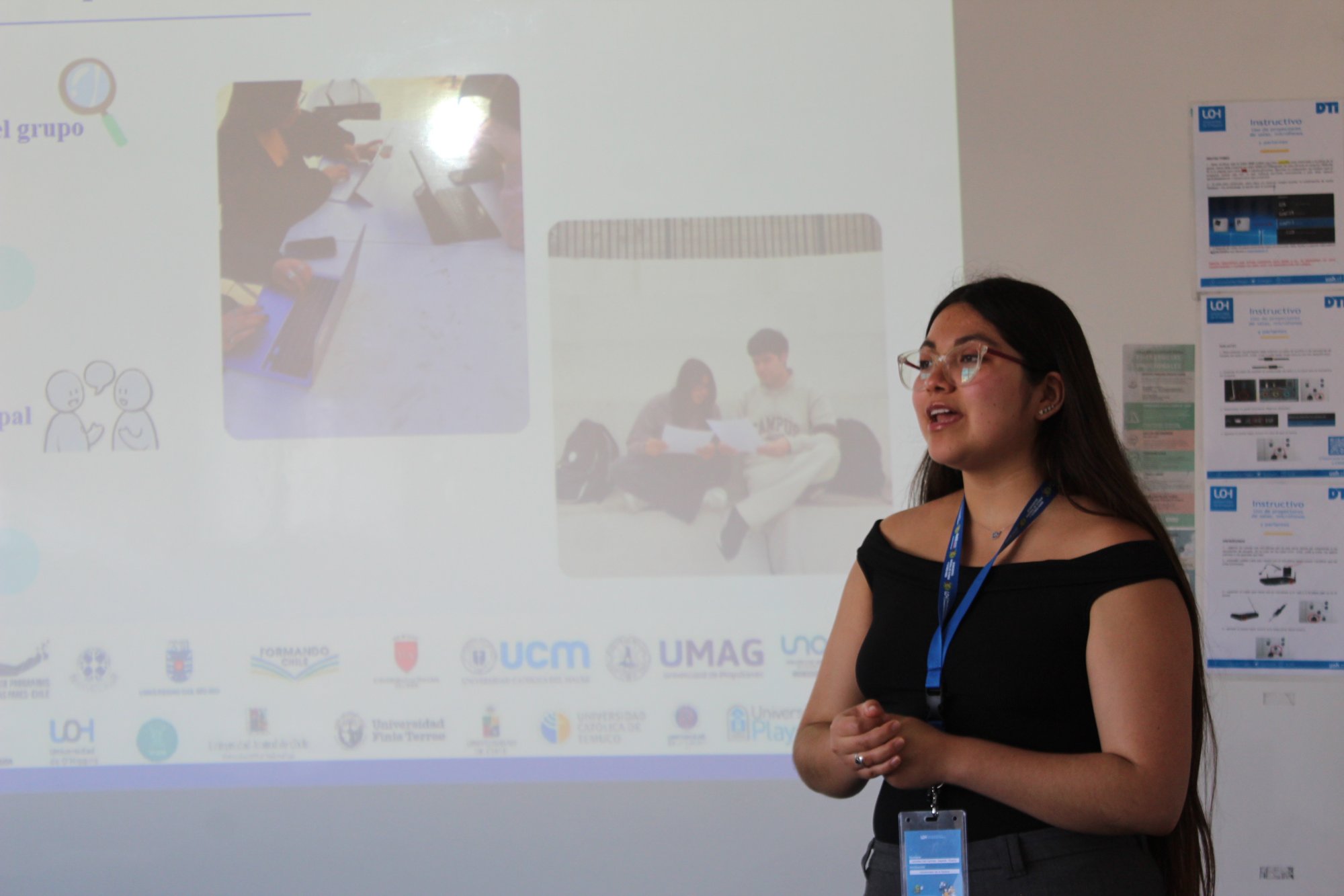 Una expositora explica una experiencia con apoyo de una proyección.