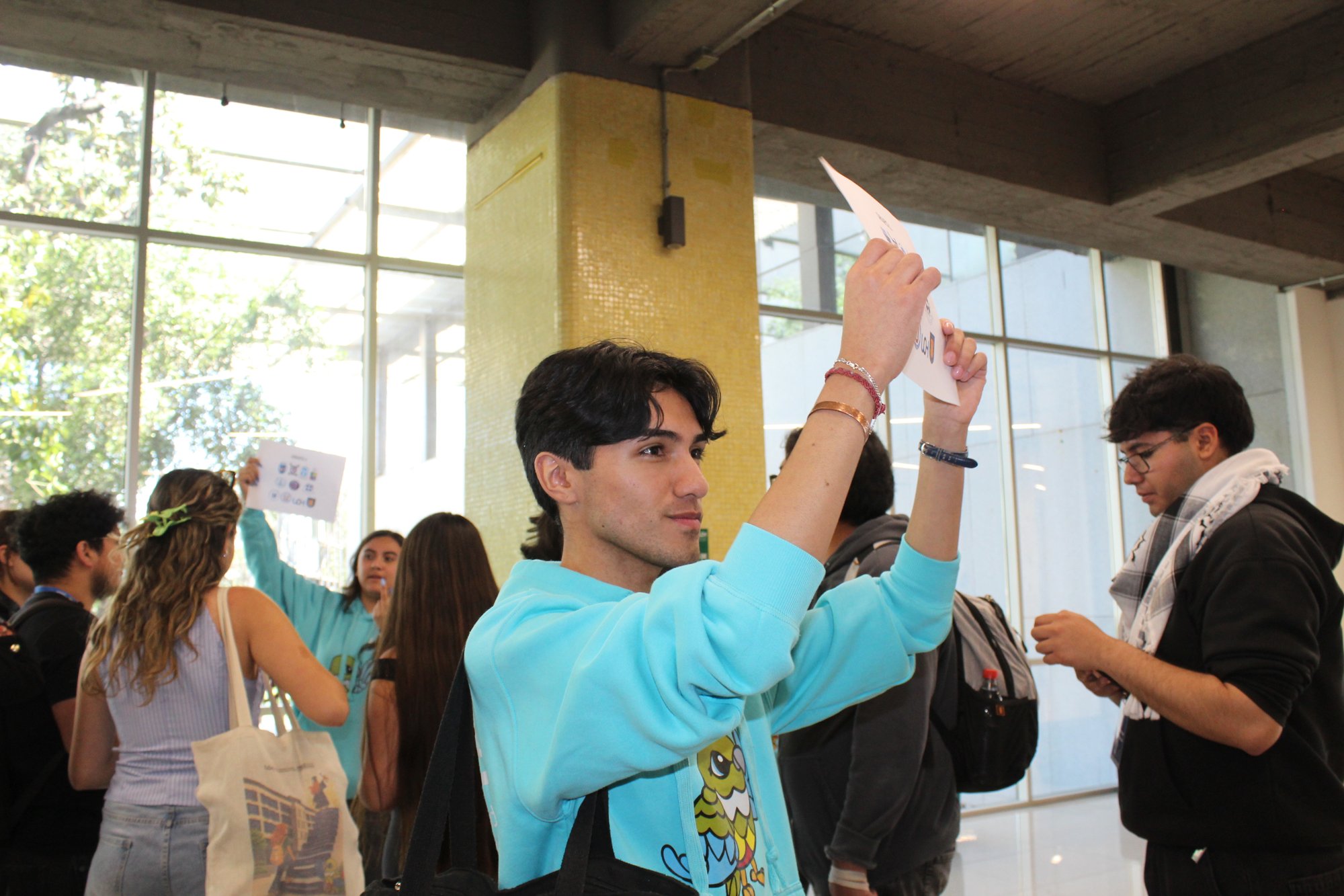 Participantes realizan una dinámica levantando las manos.