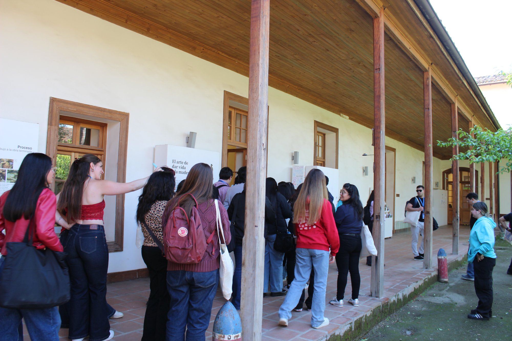 Participantes recorren un corredor durante la visita patrimonial.