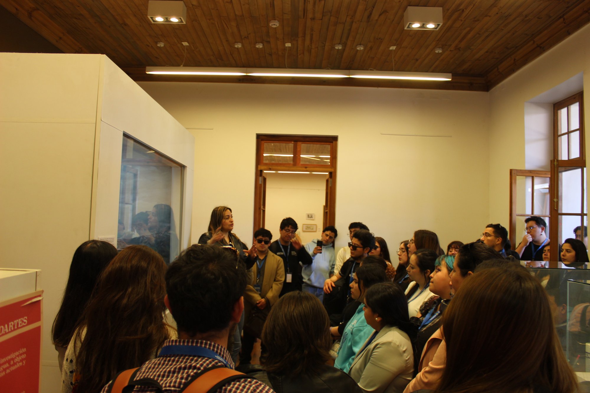 Grupo de participantes durante una visita a una sala patrimonial.